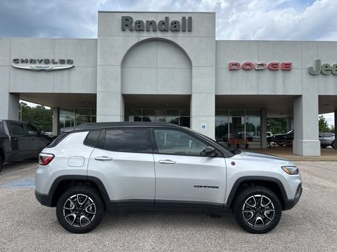 Certified 2025 Jeep Compass Trailhawk AWD/4WD image 8