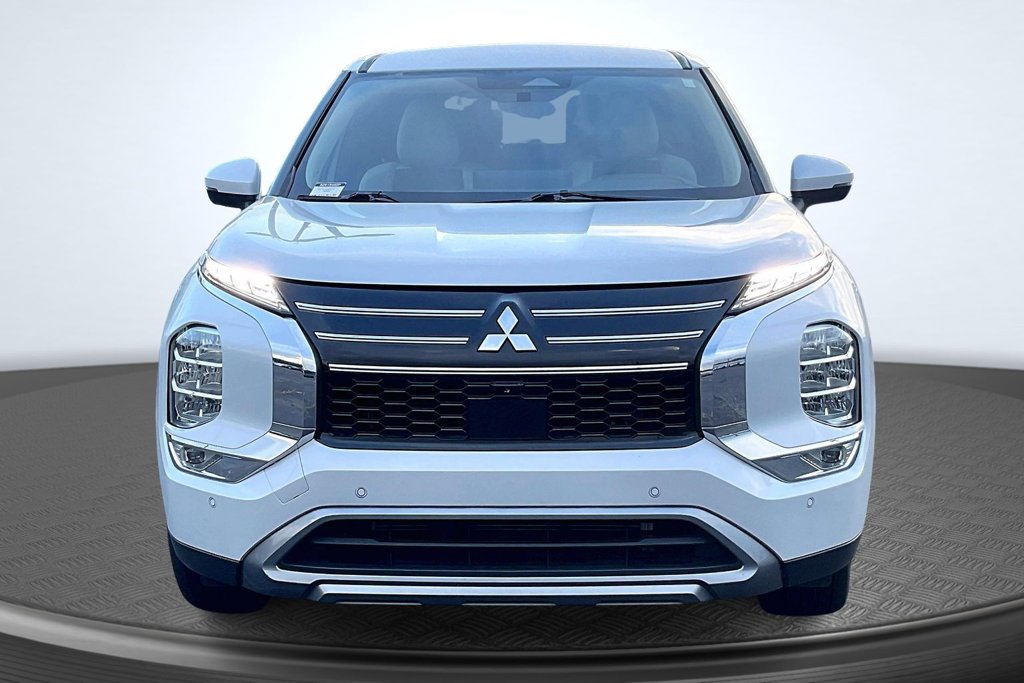 Used 2025 Mitsubishi Outlander SE FWD image 2
