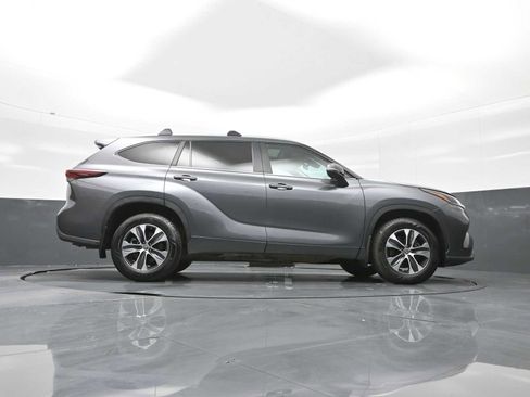 Used 2024 Toyota Highlander XLE image 32