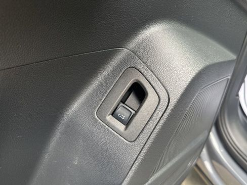 Used 2021 Volkswagen Atlas Cross Sport SE image 18