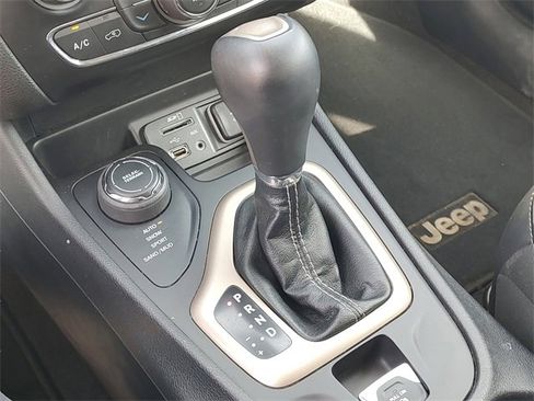 Certified 2018 Jeep Cherokee Limited w/ Technology Group image 20