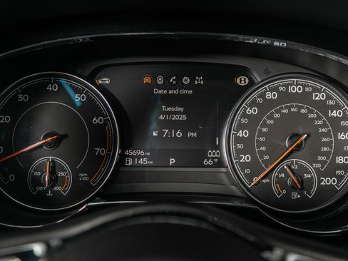 Used 2017 Bentley Bentayga image 46