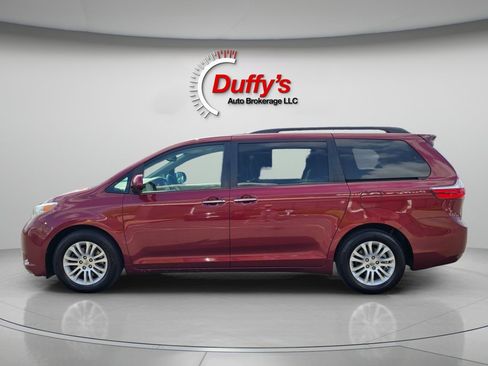 Used 2016 Toyota Sienna XLE Premium FWD image 22