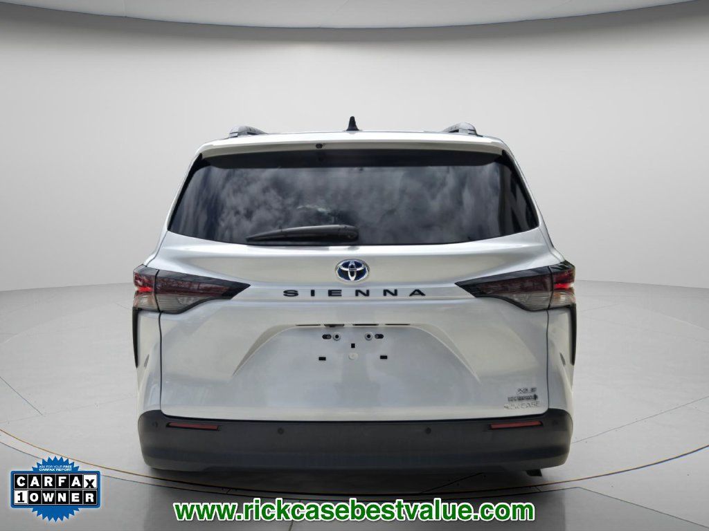 Used 2024 Toyota Sienna XLE FWD image 6