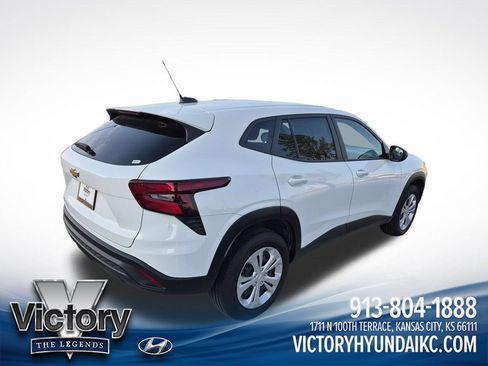 Used 2025 Chevrolet Trax LS FWD image 5