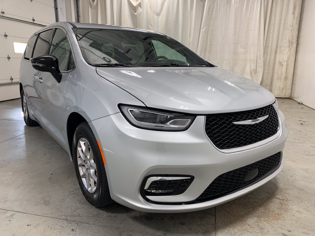 Used 2026 Chrysler Pacifica Select FWD image 2