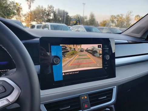 New 2026 Volkswagen Taos SE image 11