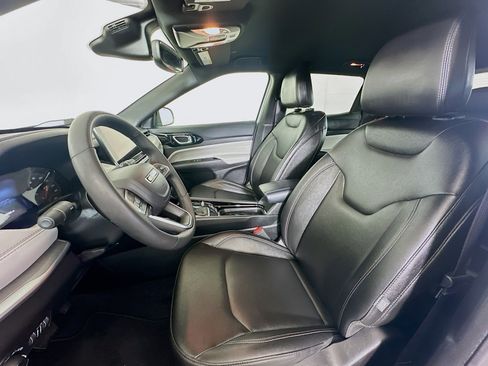 Used 2025 Jeep Compass Limited image 13