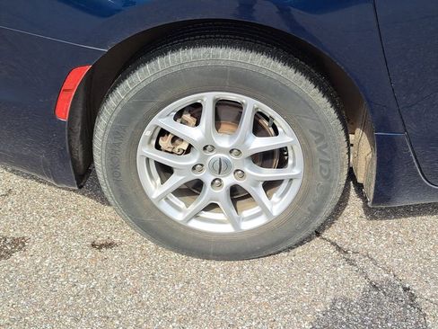 Used 2023 Chrysler Pacifica Touring-L image 5