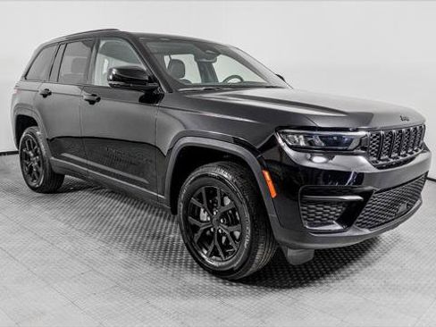 Used 2024 Jeep Grand Cherokee Altitude RWD image 11