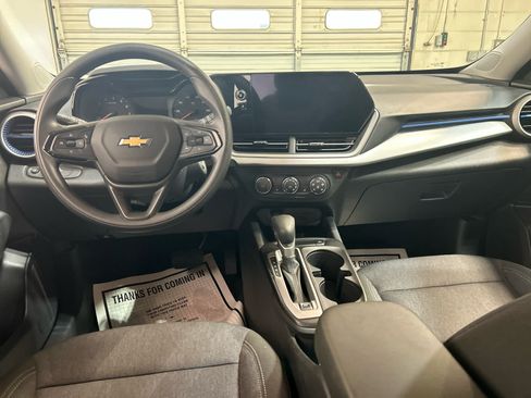 Used 2024 Chevrolet Trax LS w/ LS Convenience Package FWD image 4