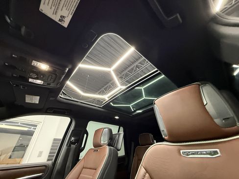 Used 2023 GMC Yukon Denali Ultimate image 11