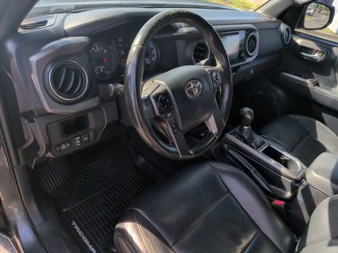 Used 2018 Toyota Tacoma TRD Off-Road AWD/4WD image 15