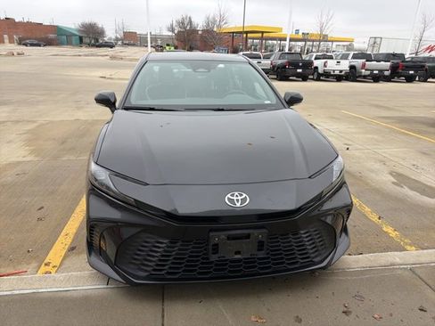Used 2025 Toyota Camry SE image 2