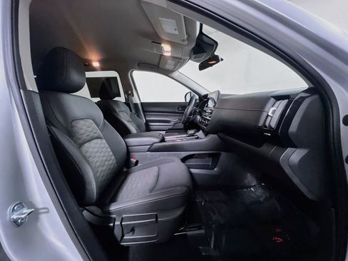 Used 2025 Nissan Pathfinder SV FWD image 31