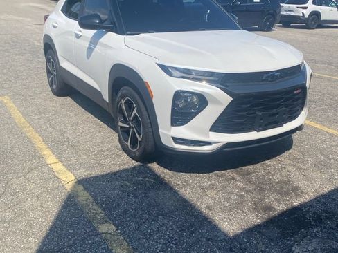 Used 2021 Chevrolet TrailBlazer RS w/ Technology Package FWD image 2