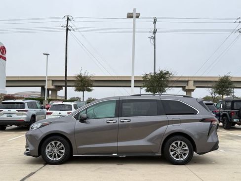 Used 2024 Toyota Sienna XLE image 7