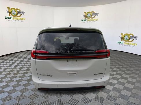 Used 2025 Chrysler Pacifica Limited FWD image 9