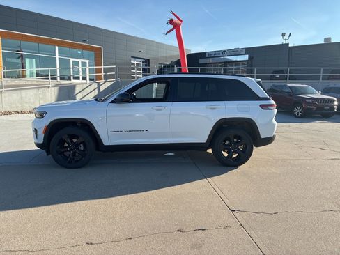 Used 2023 Jeep Grand Cherokee Altitude image 2