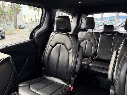 Used 2025 Chrysler Pacifica Select image 42