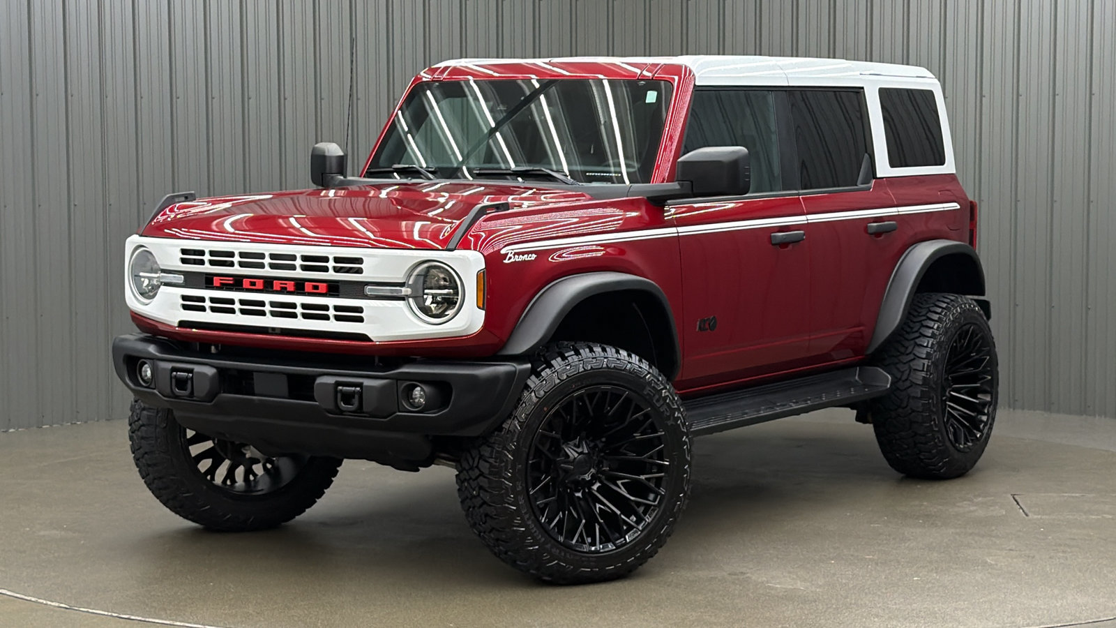 Used 2025 Ford Bronco Heritage Edition AWD/4WD image 1