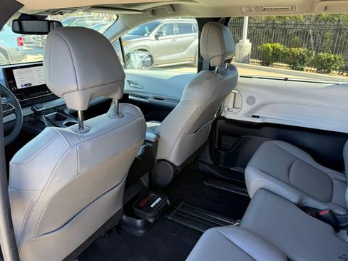 Used 2025 Toyota Sienna XLE image 27