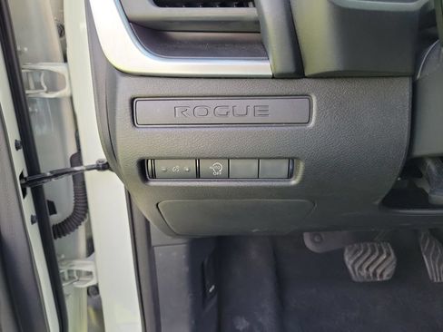 Used 2024 Nissan Rogue S FWD image 22