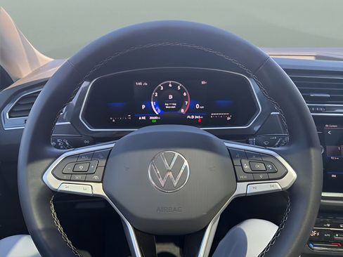 Used 2022 Volkswagen Tiguan SE image 16