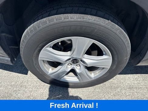 Used 2021 Toyota Highlander LE FWD image 21