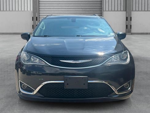 Used 2017 Chrysler Pacifica Touring-L FWD image 9