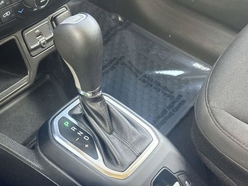 Used 2020 Jeep Renegade Altitude FWD image 17