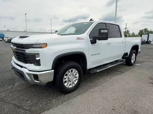 Used 2024 Chevrolet Silverado 2500 LT AWD/4WD image 4