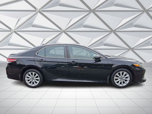Used 2019 Toyota Camry LE FWD image 12