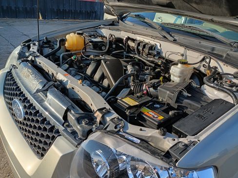 Used 2005 Ford Escape Limited image 36