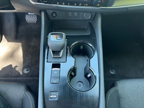 Used 2025 Nissan Rogue SV FWD image 43