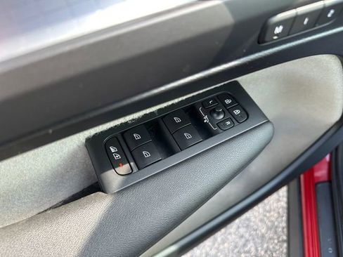 Used 2019 Volvo XC40 T4 Momentum image 19