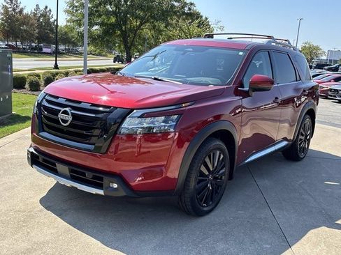 Used 2024 Nissan Pathfinder Platinum w/ Black Appearance Package AWD/4WD image 12