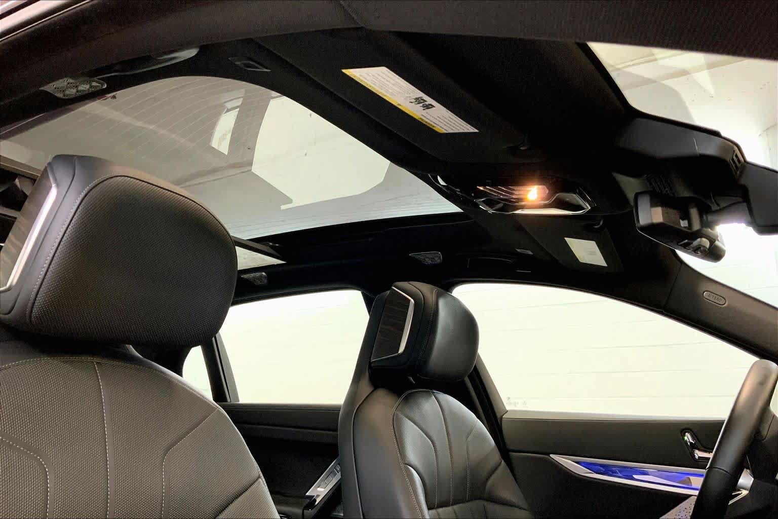 Used 2023 BMW i7 xDrive60 w/ Executive Package 2 AWD/4WD image 13