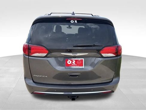 Used 2018 Chrysler Pacifica Touring-L FWD image 9