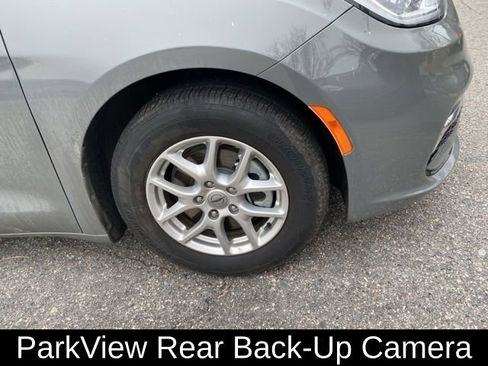 Used 2022 Chrysler Pacifica Touring-L image 5