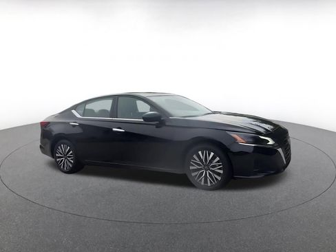 Used 2025 Nissan Altima 2.5 SV FWD image 2