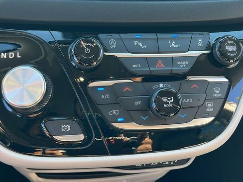 Used 2024 Chrysler Pacifica Touring-L image 23