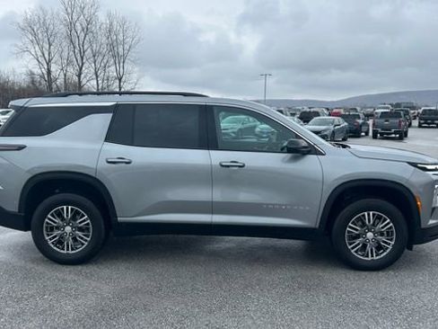 Used 2025 Chevrolet Traverse LT image 2