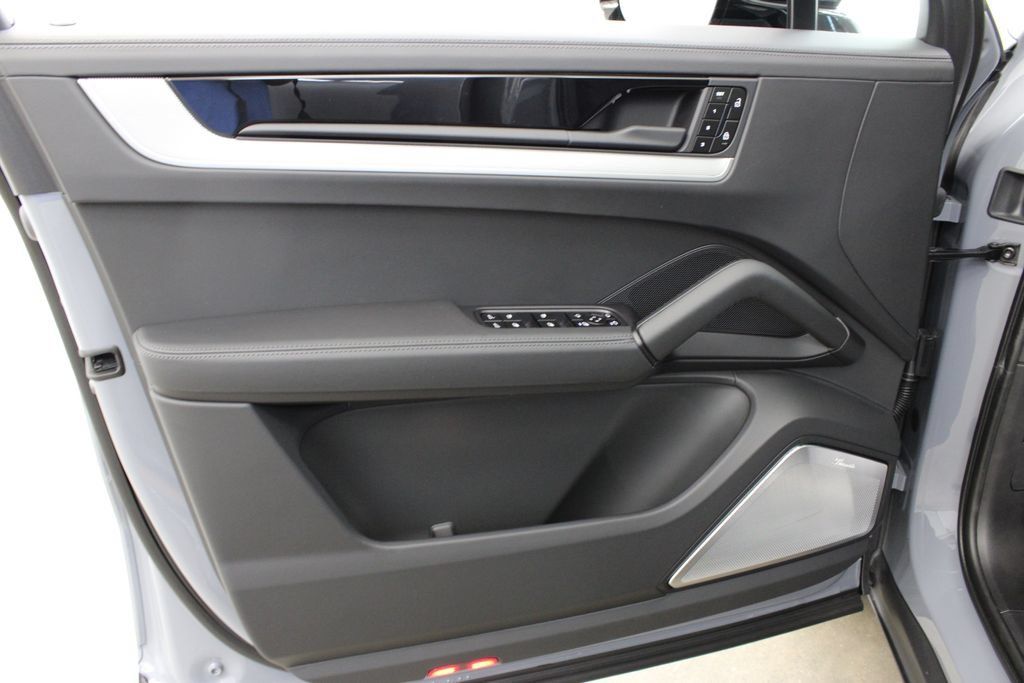 Used 2025 Porsche Cayenne S AWD/4WD image 24