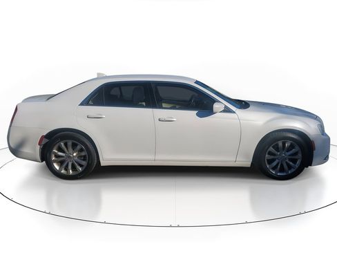 Used 2016 Chrysler 300 Limited w/ Driver Convenience Group image 4