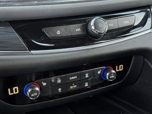 Used 2022 Buick Enclave Essence FWD image 19