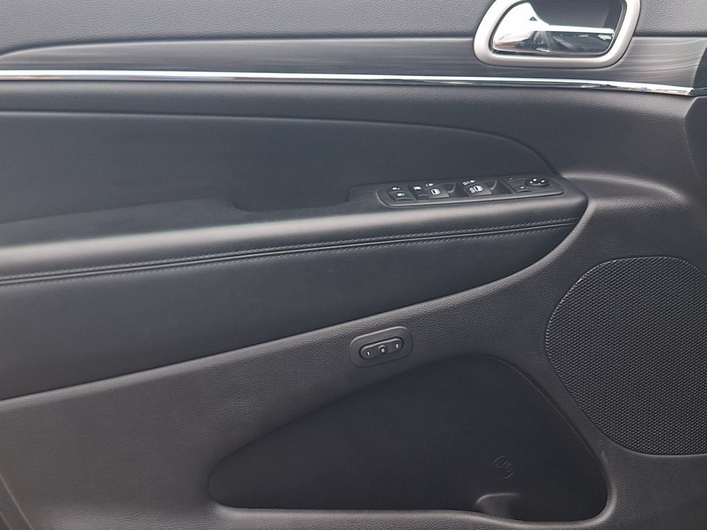 Used 2020 Jeep Grand Cherokee Limited AWD/4WD image 9