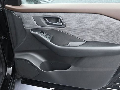 Used 2023 Nissan Rogue S image 32