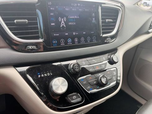Used 2018 Chrysler Pacifica Touring-L Plus FWD image 24