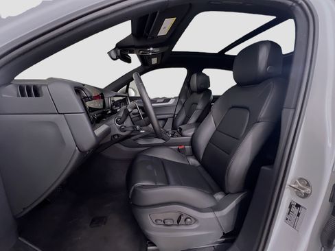 Used 2025 Porsche Cayenne image 22